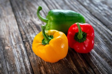 ahşap masa üzerinde renkli biber