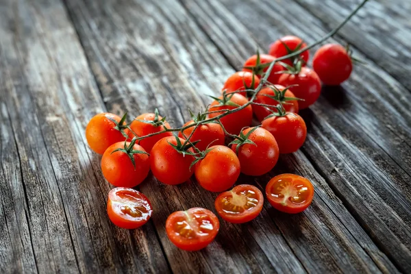 Pomodori Ciliegia Freschi Sul Tavolo Legno — Foto Stock