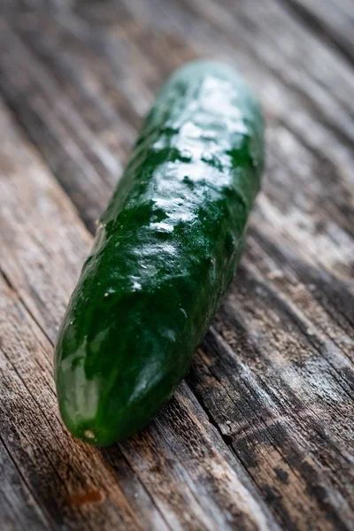 Ahşap zemin üzerinde salatalık