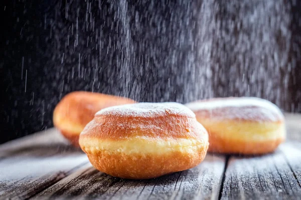 Ahşap zeminde ev yapımı çörekler.