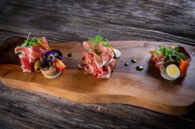 sebzeli jambon ve ahşap kesim tahtasının üzerinde yumurta.