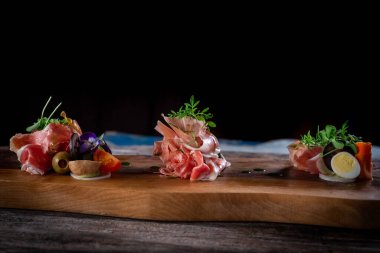 sebzeli jambon ve ahşap kesim tahtasının üzerinde yumurta.