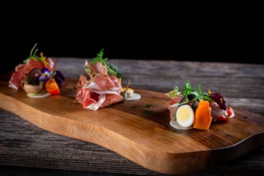 sebzeli jambon ve ahşap kesim tahtasının üzerinde yumurta.