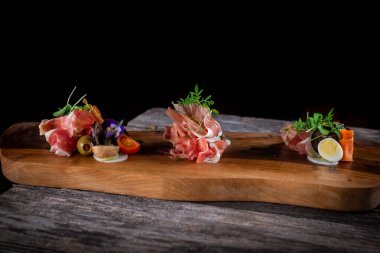 sebzeli jambon ve ahşap kesim tahtasının üzerinde yumurta.