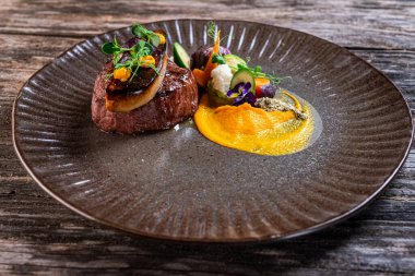 Pişmiş sebzeli biftek.