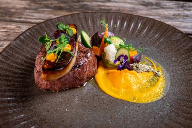 Pişmiş sebzeli biftek.