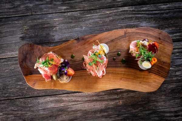 sebzeli jambon ve ahşap kesim tahtasının üzerinde yumurta.