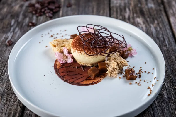 kakao tozu ve çikolatalı tiramisu.