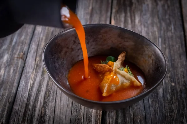 トマトスープとワンタン ロイヤリティフリーのストック画像