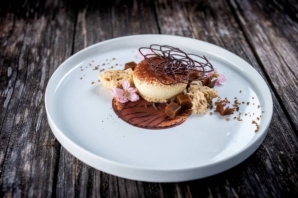 Tiramisu Mit Kakaopulver Und Schokolade Stockfoto