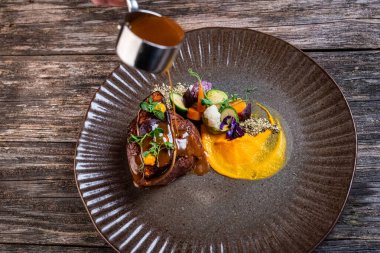 Pişmiş sebzeli biftek.