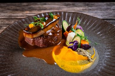 Pişmiş sebzeli biftek.