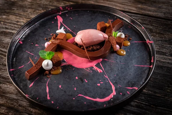 Çilekli dondurmalı çikolatalı pasta.