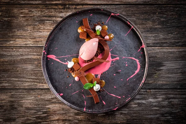 Çilekli dondurmalı çikolatalı pasta.