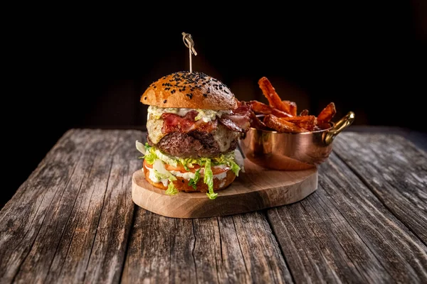 Patates kızartmalı hamburger.