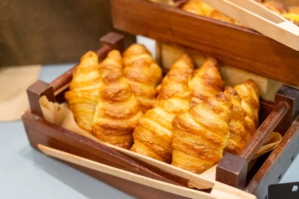 Croissanter Trälåda — Stockfoto