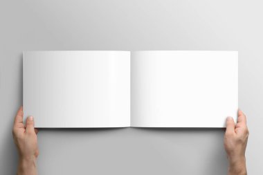 Boş A4 fotogerçekçi manzara broşür mockup ışık gri arka plan üzerinde. 