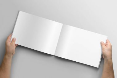 Boş A4 fotogerçekçi manzara broşür mockup ışık gri arka plan üzerinde. 