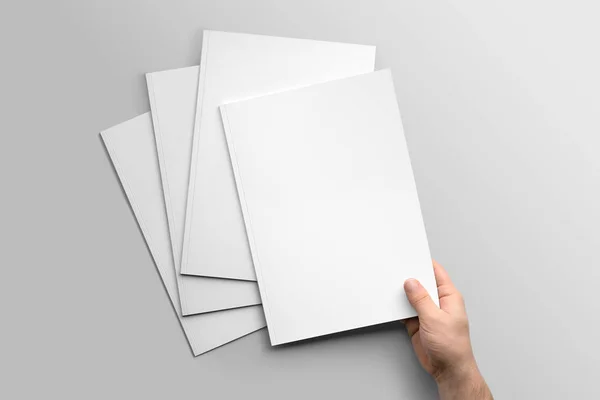 Blanco A4 fotorealistische brochure mockup op lichte grijze achtergrond. — Stockfoto