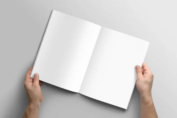 Blanco A4 fotorealistische brochure mockup op lichte grijze achtergrond. — Stockfoto