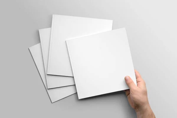 Простой квадратный фотореалистичный макет брошюры на светло-сером фоне . — стоковое фото