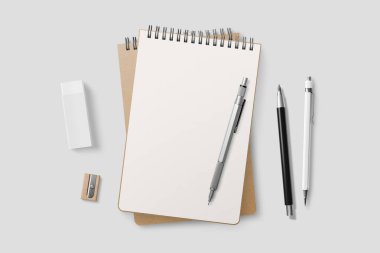 Açık gri arka planda Kraft Kağıt kapağı olan boş gerçekçi spiral kaplı not defteri modeli. Yüksek çözünürlük. 