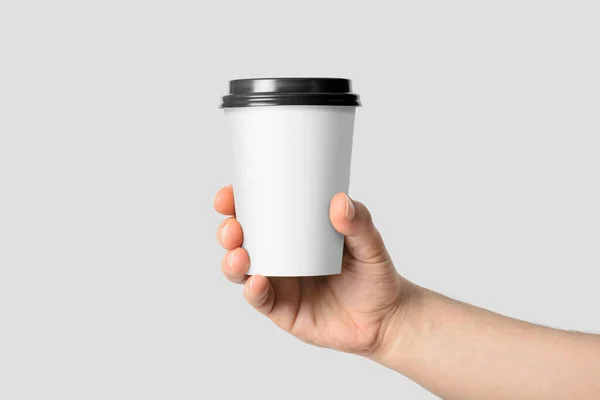 Attrappe Einer Männlichen Hand Die Eine Kaffeepapiertasse Auf Hellgrauem Hintergrund — Stockfoto