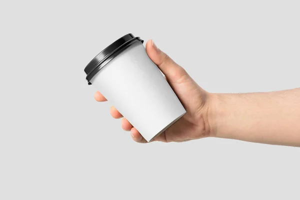 Mockup Mano Masculina Sosteniendo Una Taza Papel Café Aislada Sobre — Foto de Stock