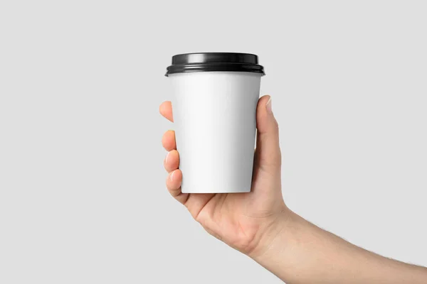 Mockup Manlig Hand Håller Kaffepapper Kopp Isolerad Ljusgrå Bakgrund — Stockfoto