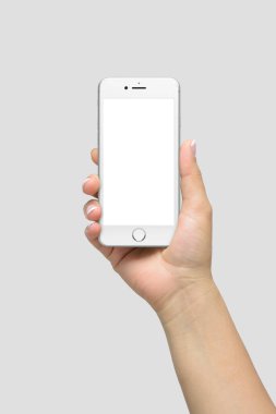 Açık gri arka planda izole edilmiş kadın el ele telefon modelidir (124; Uygulama & UI Model) 