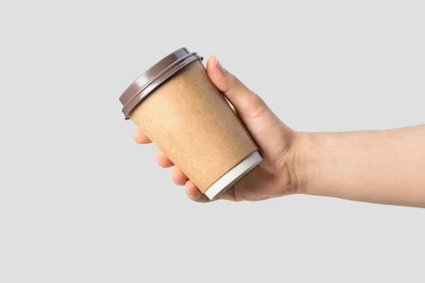 Mockup Manlig Hand Håller Kaffepapper Kopp Isolerad Ljusgrå Bakgrund — Stockfoto