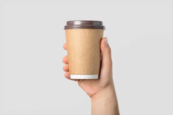 Mockup Manlig Hand Håller Kaffepapper Kopp Isolerad Ljusgrå Bakgrund — Stockfoto