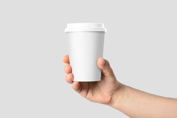 Attrappe Einer Männlichen Hand Die Eine Kaffeepapiertasse Auf Hellgrauem Hintergrund — Stockfoto