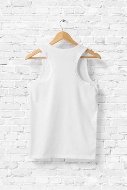 Beyaz Tank 'ın boş tişörtü ahşap askıda, arka tarafta. 3B Hazırlama. 