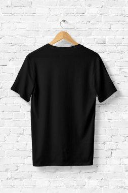 Siyah V-Neck tişörtü ahşap askıda, arka tarafta. 3B Hazırlama.
