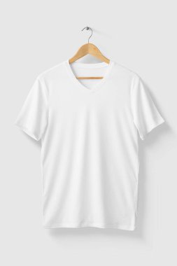 Beyaz V-Neck gömlekli, tahta askıda, ön tarafta. Yüksek çözünürlük..