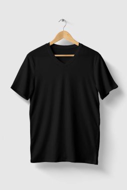 Siyah V-Neck gömlek modeli ahşap askıda, ön taraf manzaralı. Yüksek çözünürlük.