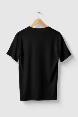 Siyah V-Neck tişörtü ahşap askıda, arka tarafta. Yüksek çözünürlük.