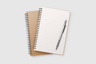 Gerçek fotoğraf, açık gri arkaplanda izole edilmiş Kraft kağıt kapaklı boş spiral kaplı defter şablonu. Yüksek çözünürlük.