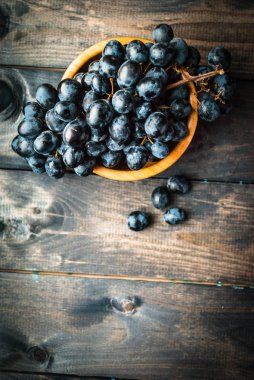 Bambu kasesinde bir demet siyah üzüm. Metin için boşluk