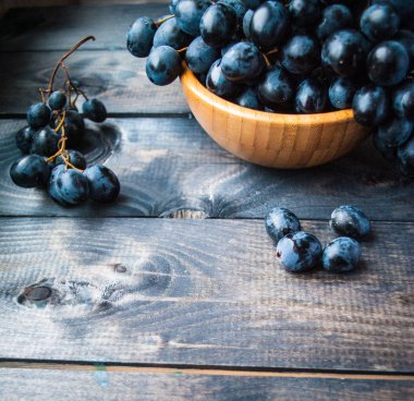 Bambu kasesinde siyah üzüm demetleri