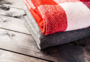 Bir yığın renkli battaniye.