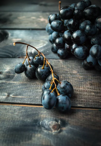 Bando Uvas Pretas Fundo Madeira — Fotografia de Stock