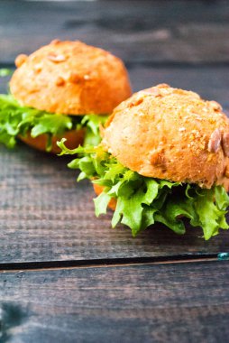 Kırsal ahşap masada marullu hamburger.