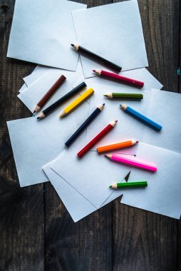 Boş kart ve renkli kalem yığını