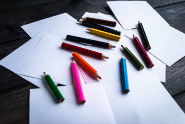 Boş kart ve renkli kalem yığını