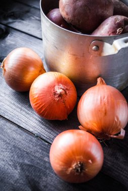 Çiğ patates ve soğan
