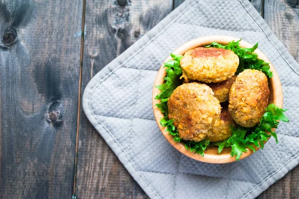 Gebratene Kichererbsenfalafel und Blätter von grünem Salat — Stockfoto