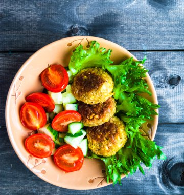 Kızarmış nohut köftesi ve taze sebze salatası.