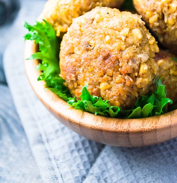 Garbanzo frito falafel y hojas de ensalada verde —  Fotos de Stock